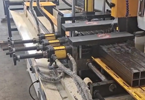  全自動(dòng)橫向切管機(jī)拉尾料